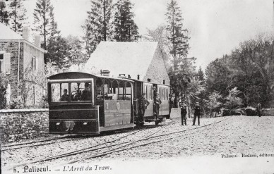 Paliseul-l'arrêtdu tram + tram.jpg